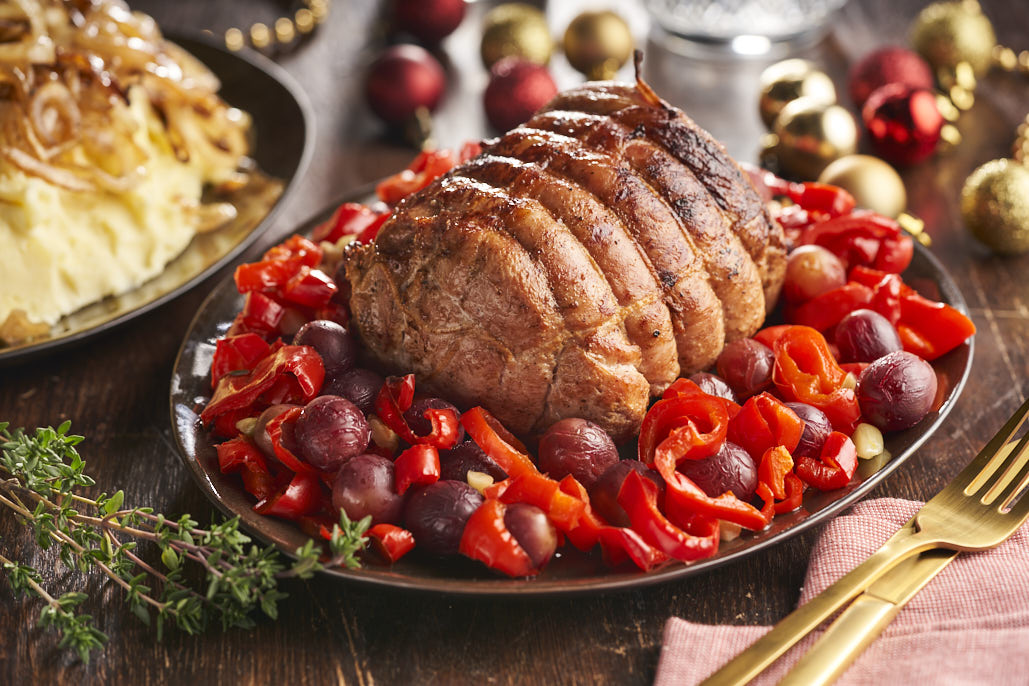 Filetrollade met geroosterde rode druiven, aardappelpuree en gekaramelliseerde ui