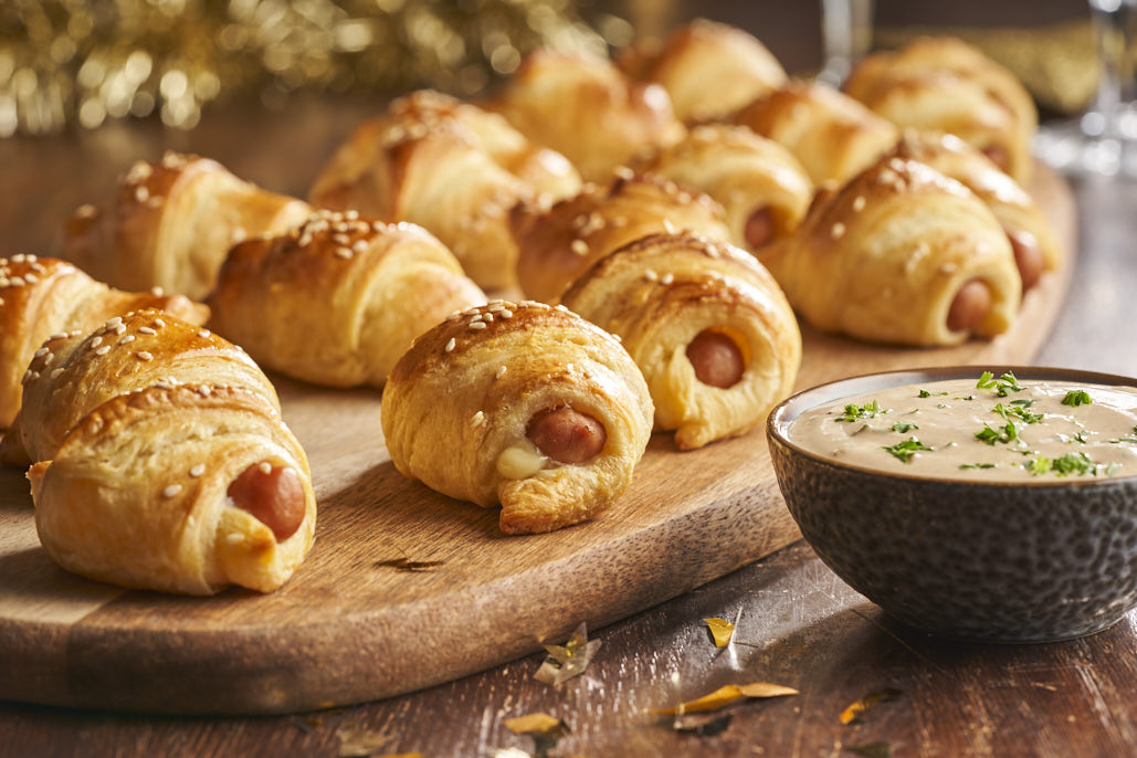 Knakworstjes in croissantdeeg met kruidige yoghurtdip