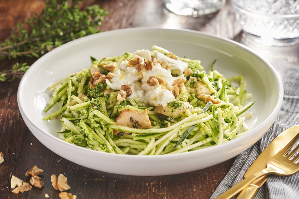 Courgetti met spinazie-walnotenpesto, kip en mozzarella