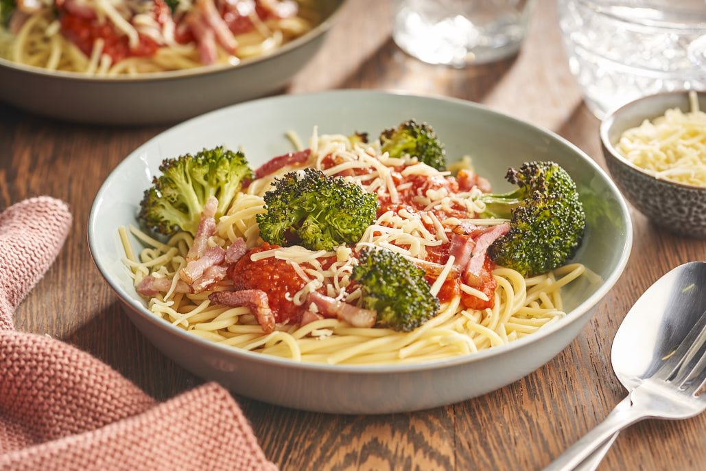 Pasta met paprikasaus, broccoli en spekjes
