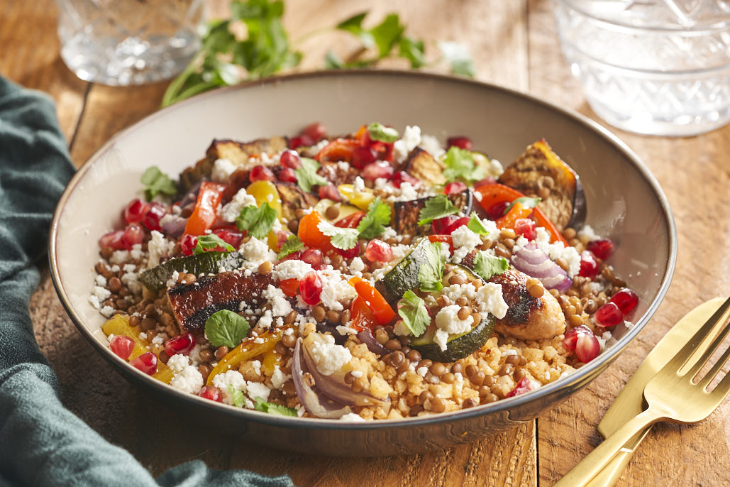 Midden-Oosterse maaltijdsalade met bloemkoolrijst en kipchipolata's