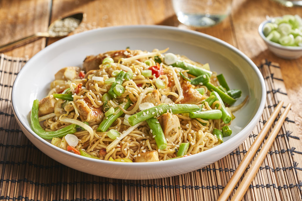 Chow mein met Oosterse roerbakgroenten en kip