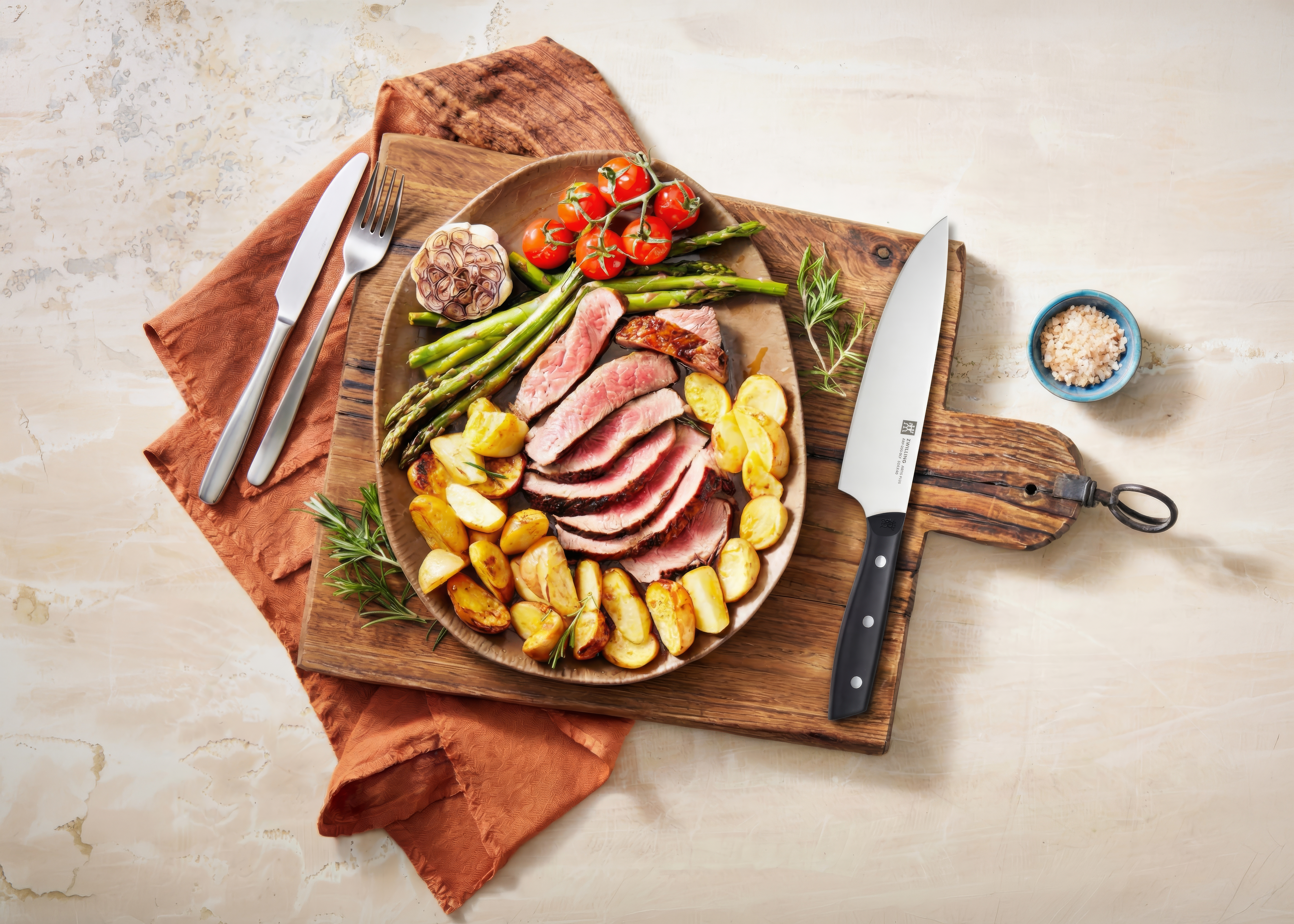 Tomahawk van de BBQ met gegrilde groenten