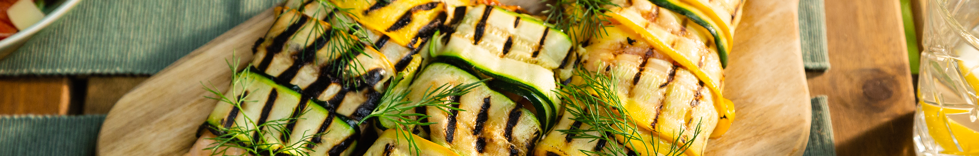 Zalm-courgettepakketjes van de barbecue