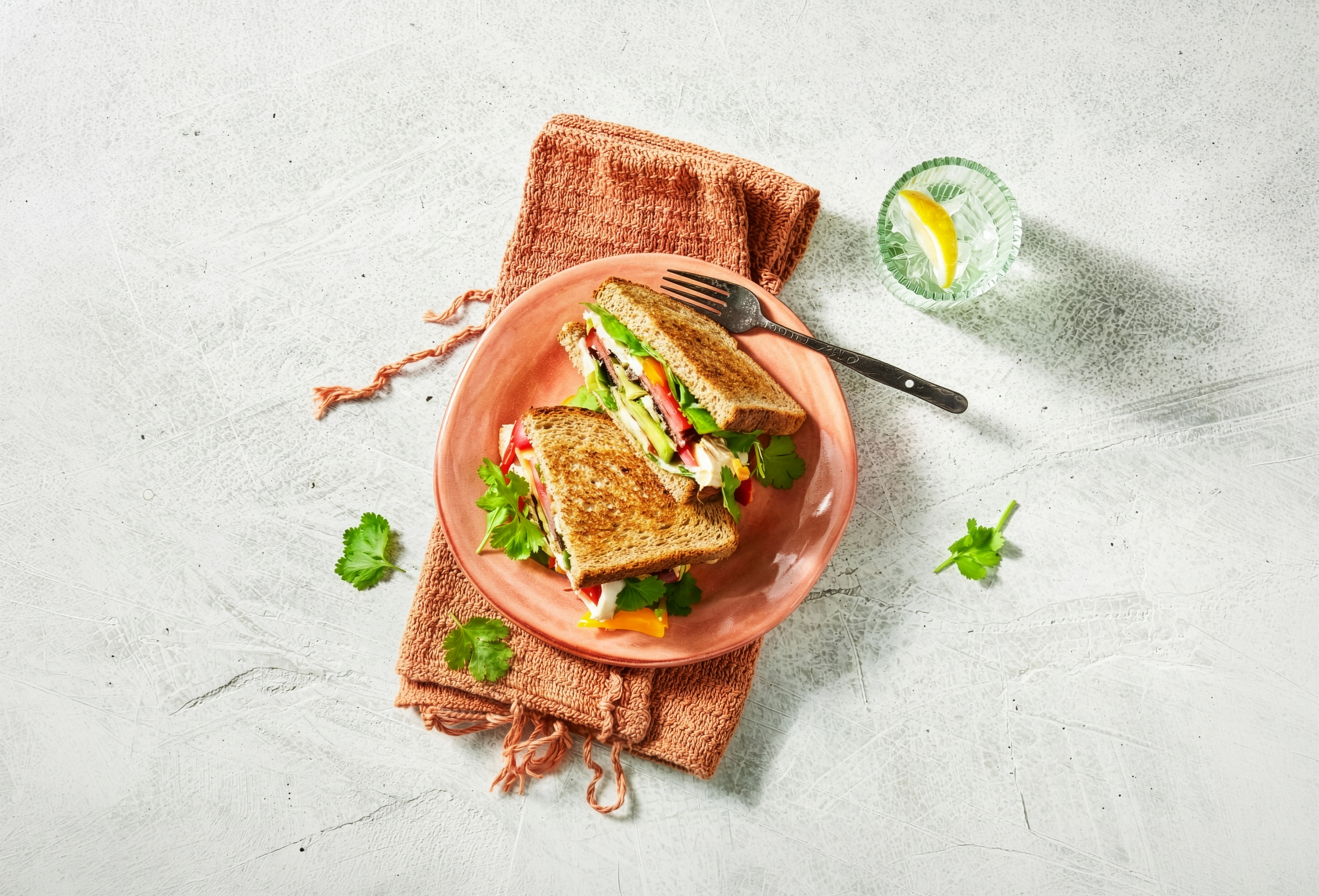 Korenlanders ontbijt sandwich met spek en ei