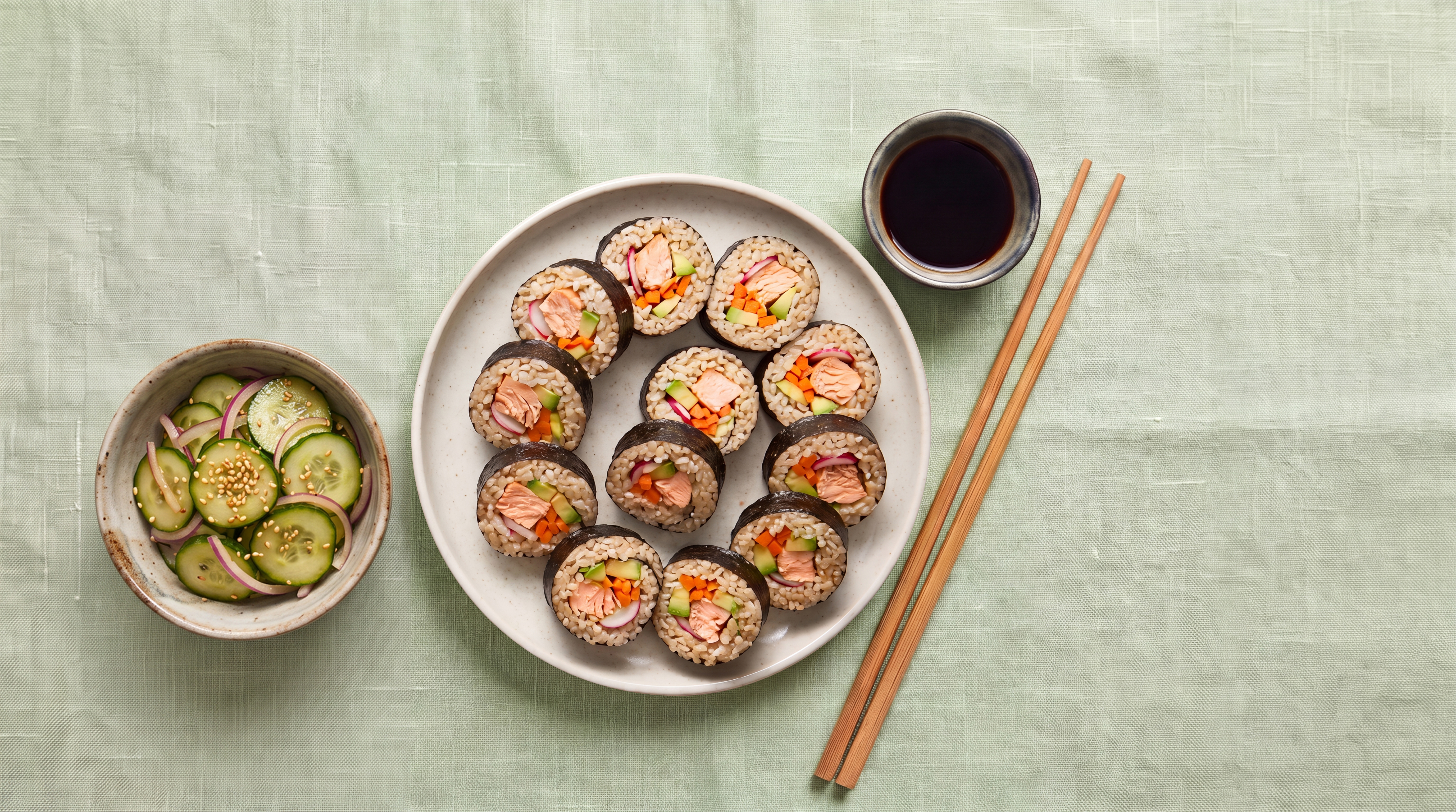 Zalm sushi met frisse komkommer 