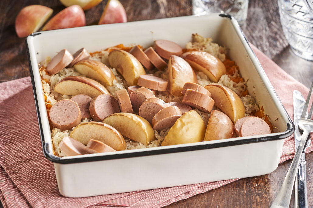 Ovenschotel met zoete aardappel, zuurkool en geroosterde appel