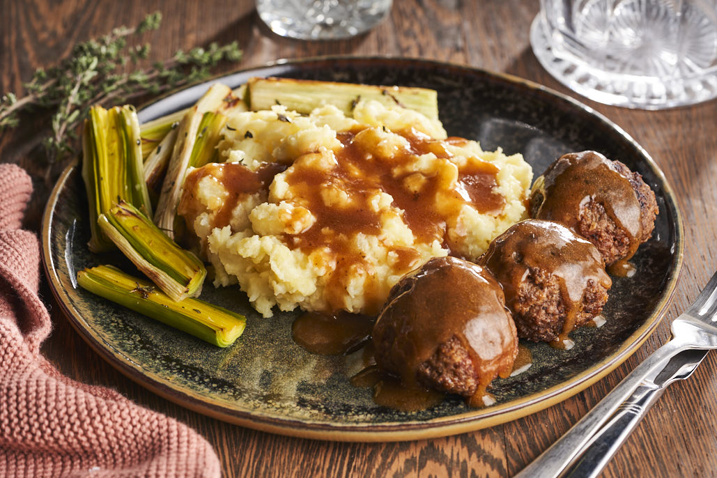 Aardappelpuree met geroosterde prei en gehaktballen