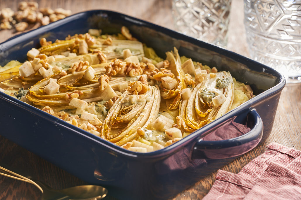 Witlof-aardappelgratin met blauwe kaas en walnoten