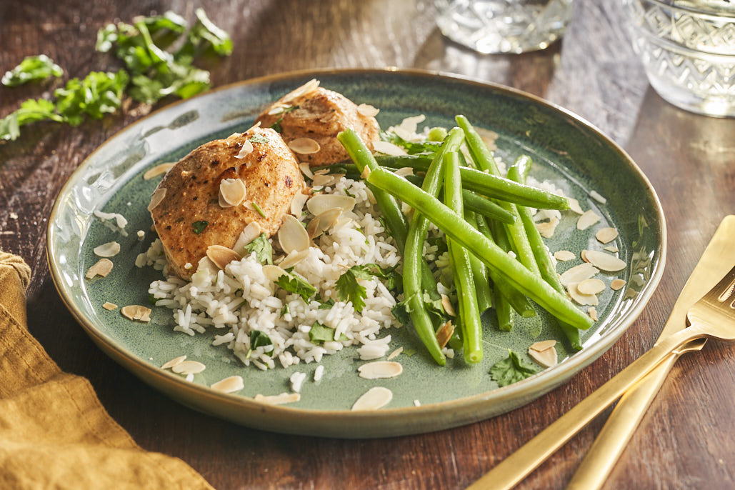 Kip in yoghurt-kruidenkorst met korianderrijst en sperziebonen