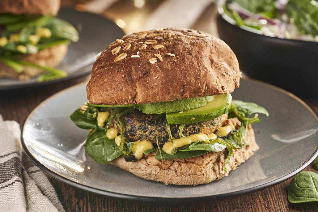 Zalmburgers met avocado en venkel-spinaziesalade