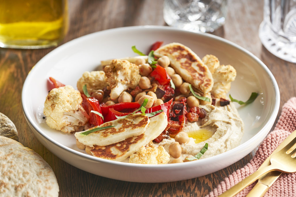Hummus bowl met aubergine, zoete paprika en halloumi