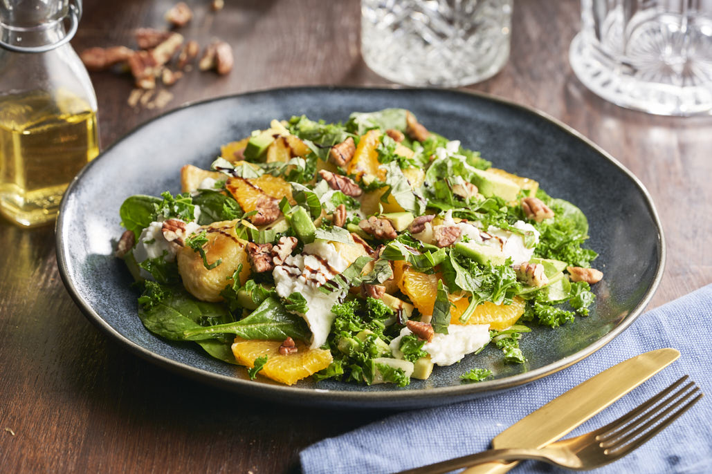 Maaltijdsalade met bloedsinaasappel, boerenkool en mozzarella