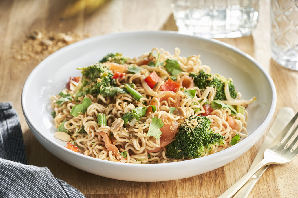 Hoisinnoedels met broccoli en gerookte zalm