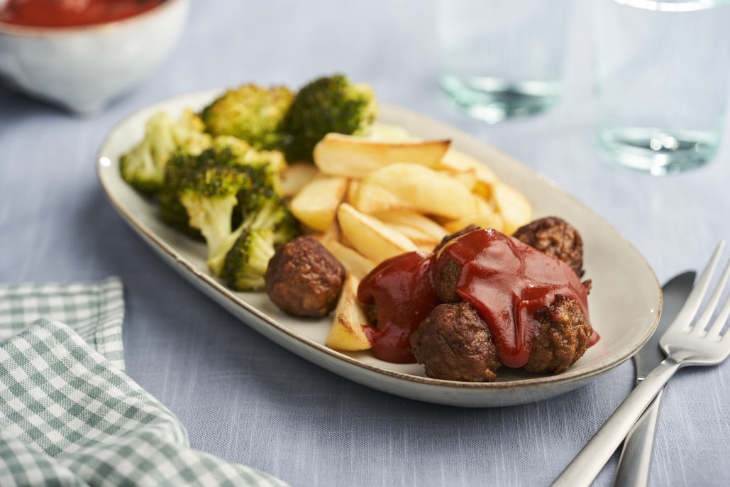 Vegetarische gehaktballetjes met barbecuesaus, broccoli en aardappeltjes