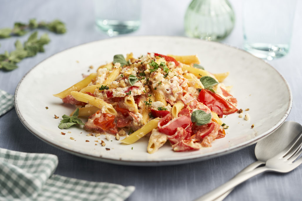 Simpele pasta met tomaten en feta uit de oven