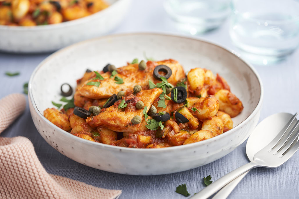 Gnocchi putanesca met courgette en pangasiusfilet