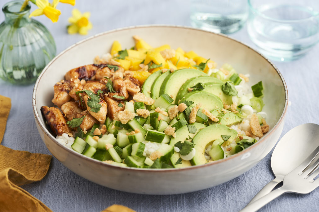 Poké bowl met teriyakikip en pindacrunch