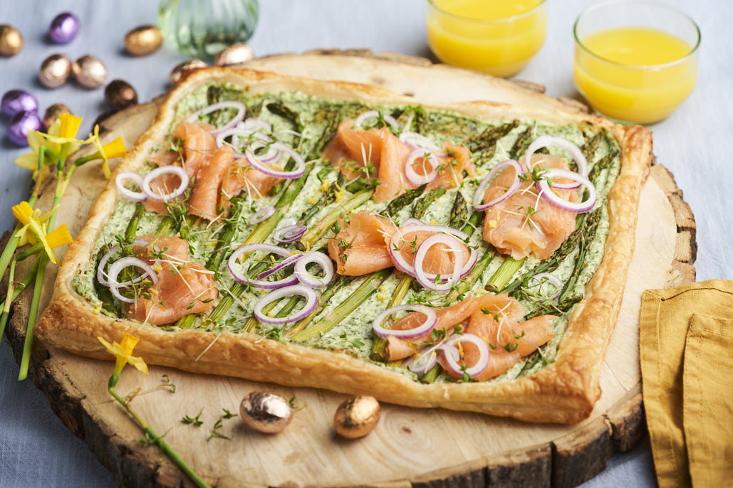 Lente plaattaart met kruidenricotta en gerookte zalm