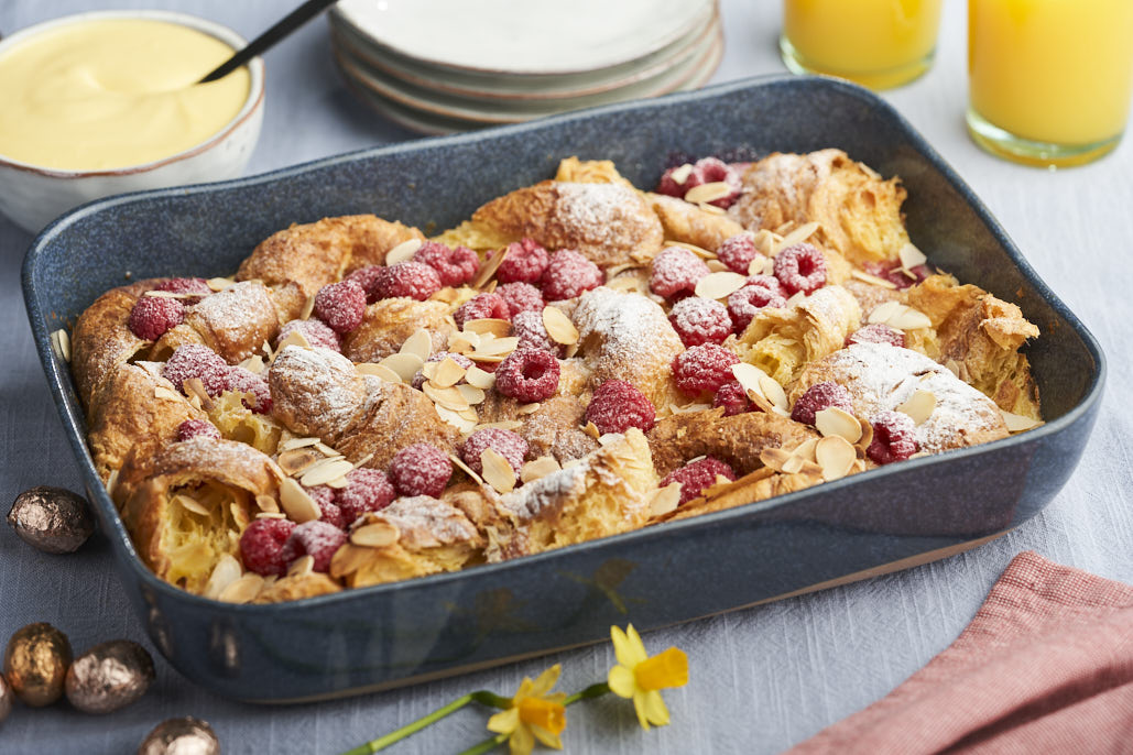 Croissantpudding met frambozen en advocaatroom 