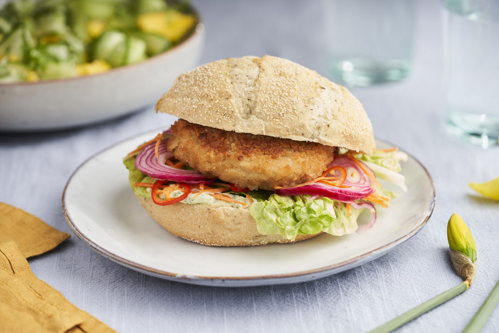 Thaise visburgers met komkommer-mangosalade 