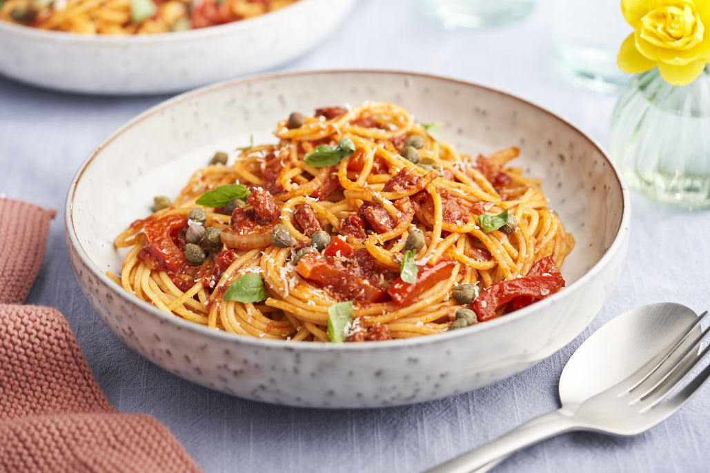 Peperoni pasta met salami, paprika en kappertjes