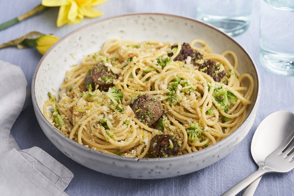 Broccolipasta met worst en krokant knoflookkruim