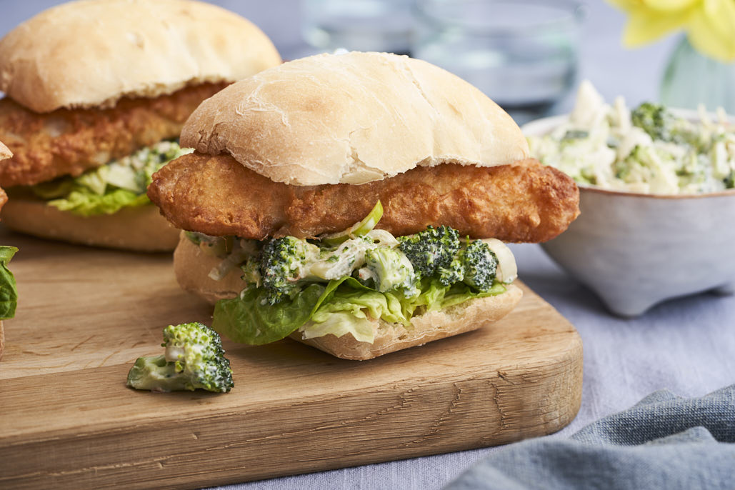 Broodje lekkerbek met broccolislaw