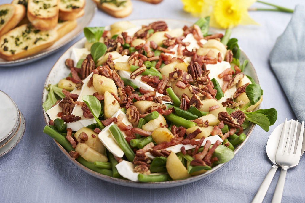 Maaltijdsalade met brie, spekjes en zelfgemaakte croutons