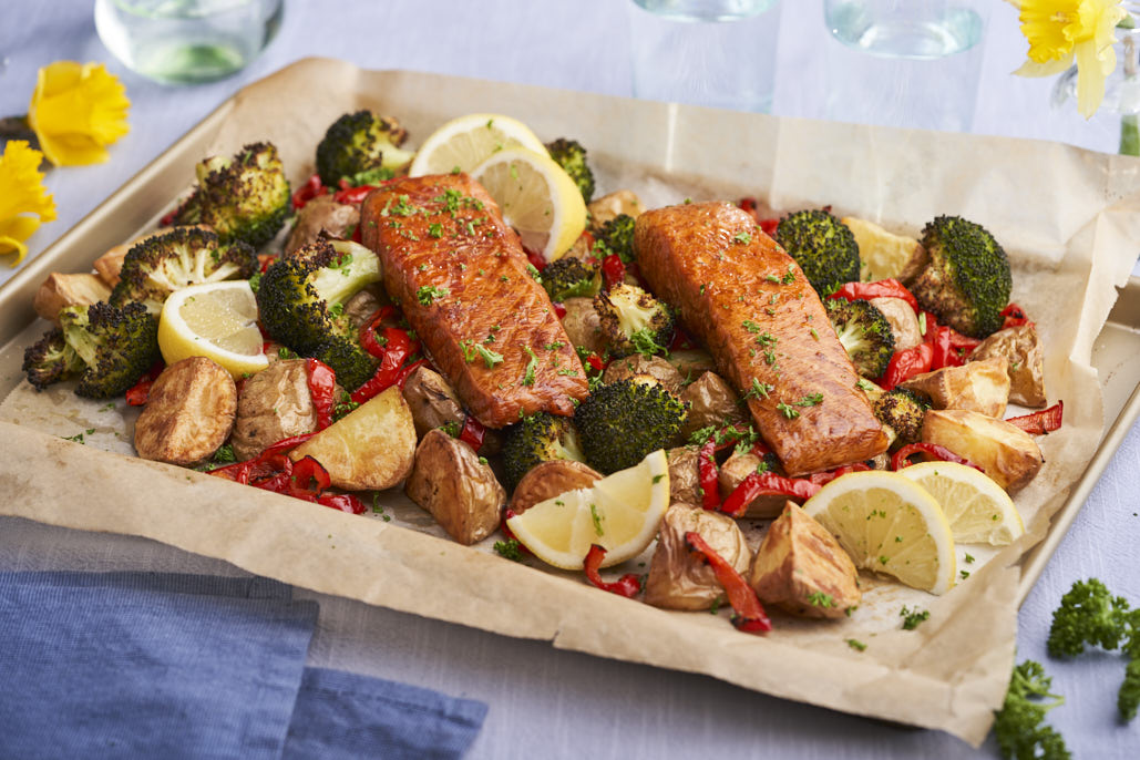 Traybake met geroosterde aardappels, paprika en warm gerookte zalm