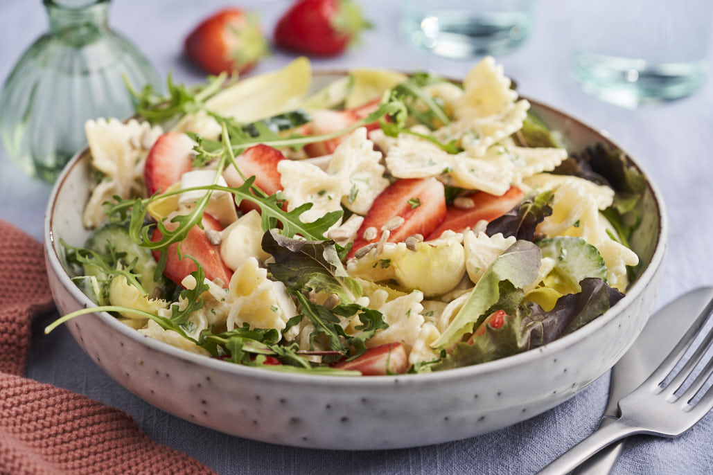 Pastasalade met witlof, brie en aardbeien 