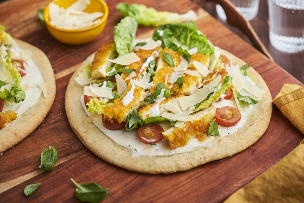 Caesar salade pizza met krokante kip