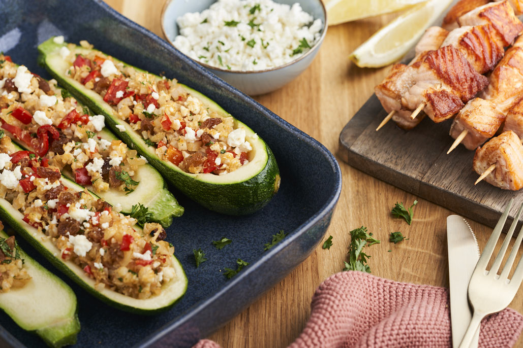 Gevulde courgettes met bloemkoolrijst en zalmspiesjes
