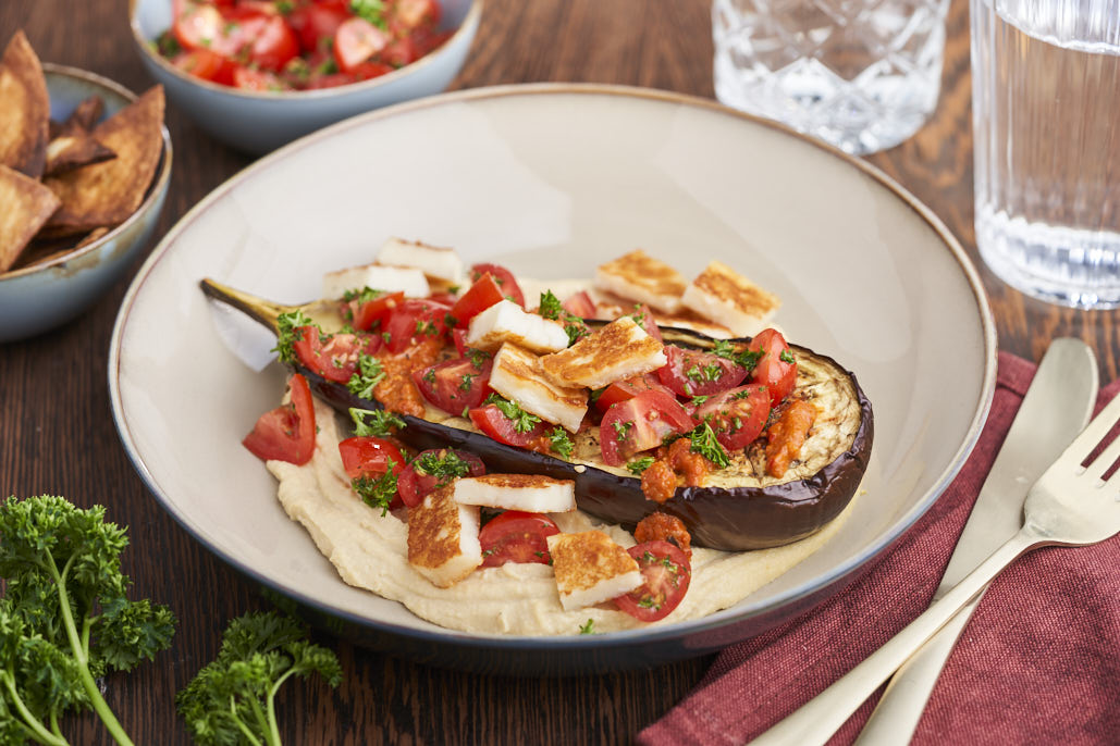 Hummus bowl met aubergine en halloumi