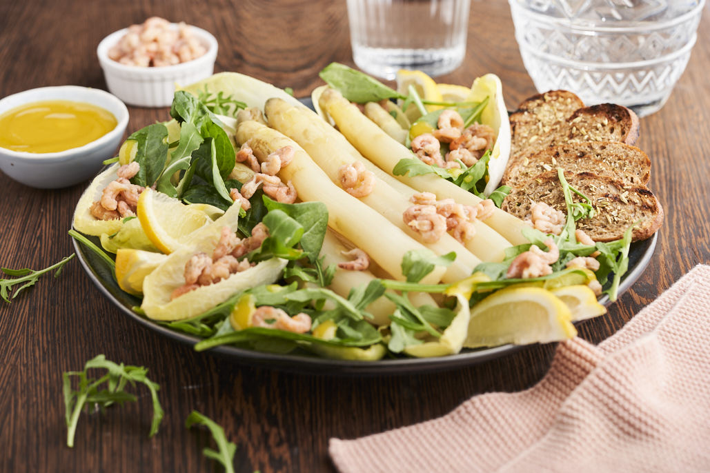 Witte-aspergesalade met venkeltoast en Hollandse garnalen