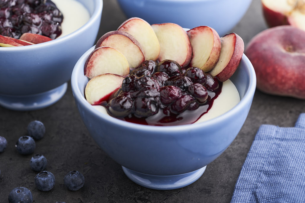 Zelfgemaakte pudding met wilde perzik en blauwe bes