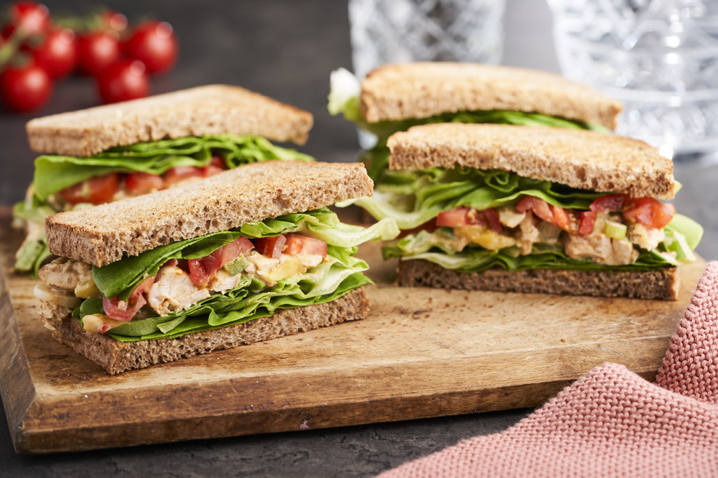 Broodjes mango-kipsalade met sla