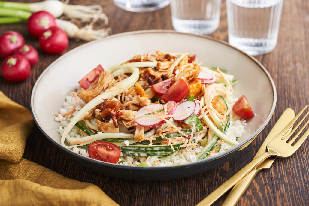 Pulled jackfruit bowls met bloemkoolrijst en zomerse slaw