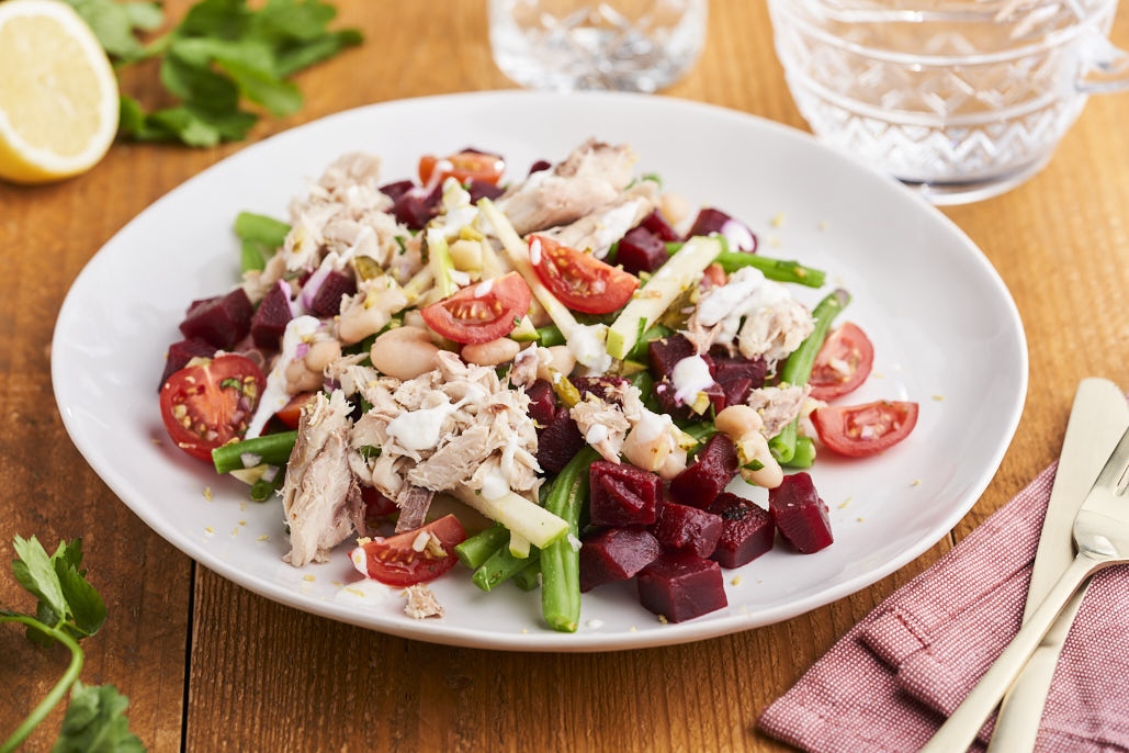Zomerse bietensalade met makreel en mieriksworteldressing
