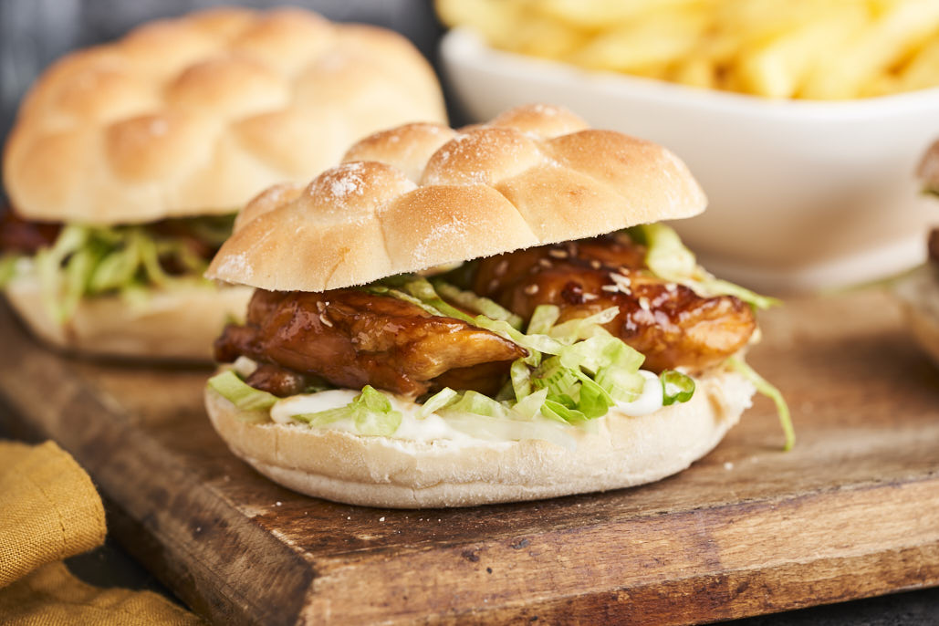 Oranje burgers met sticky sinaasappelkip en friet