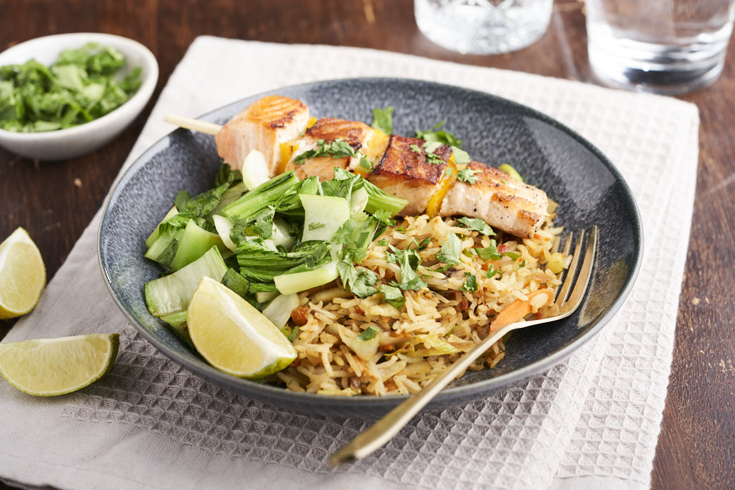 Gebakken rijst met paksoi en vis van de bbq