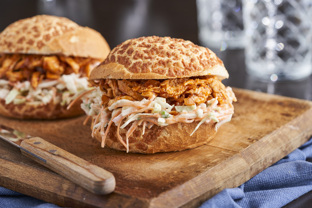 Broodje pulled chicken met barbecuesaus en coleslaw