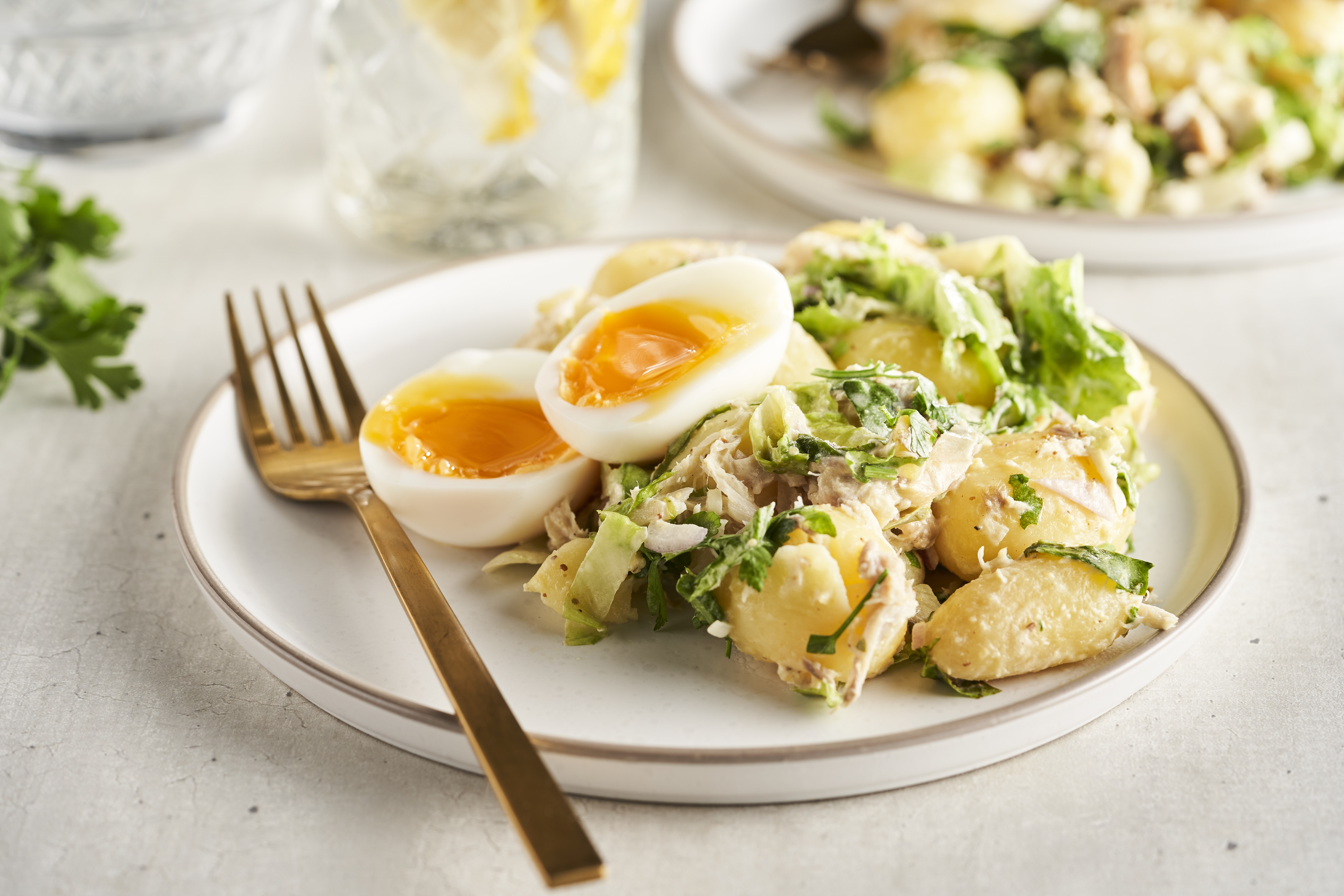 Aardappelsalade met andijvie en gerookte makreel