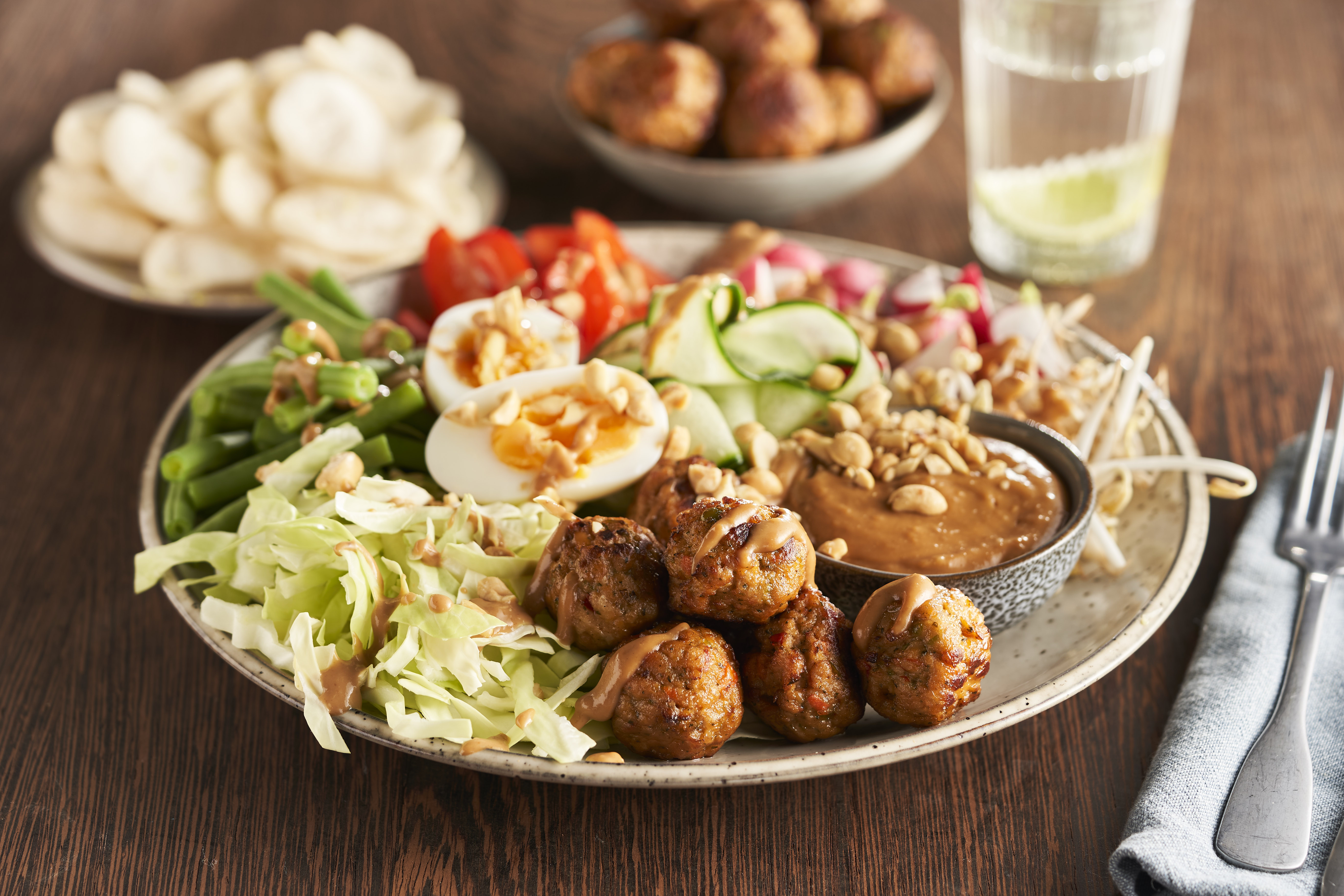 Gado gado met vegetarische groenteballetjes