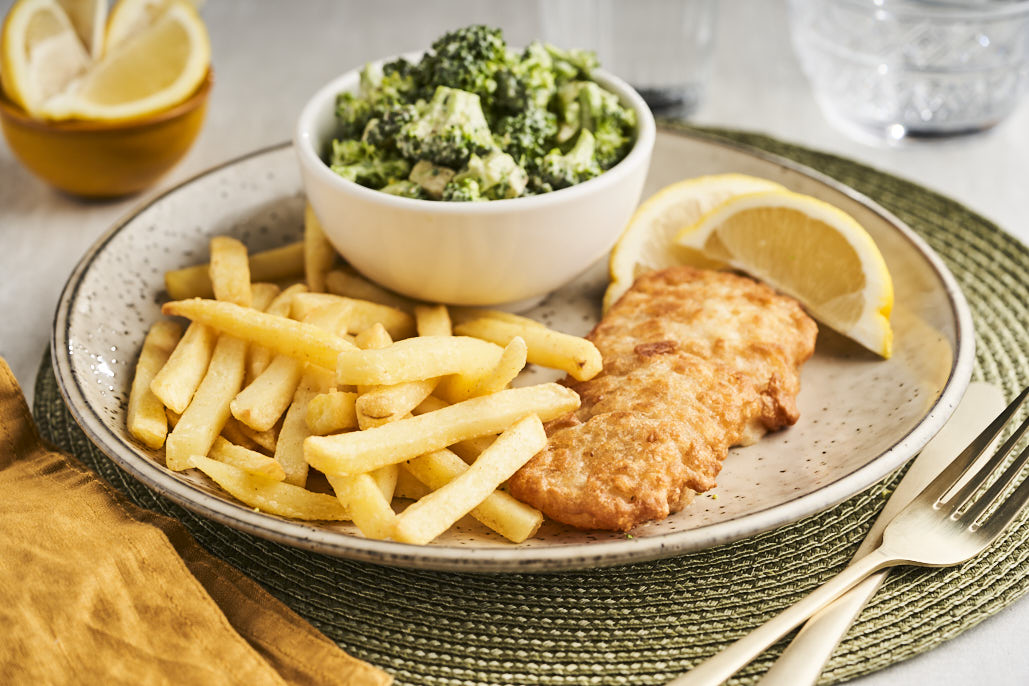 Fish ’n chips met broccolisalade