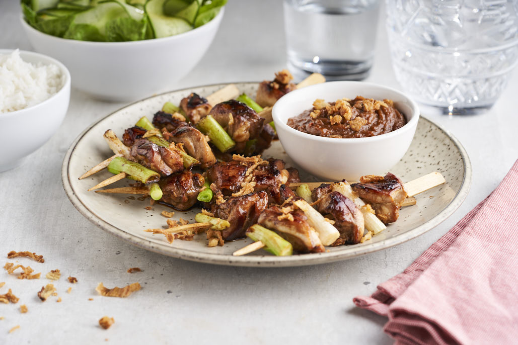 Malse kipsaté met rijst en een Aziatische salade