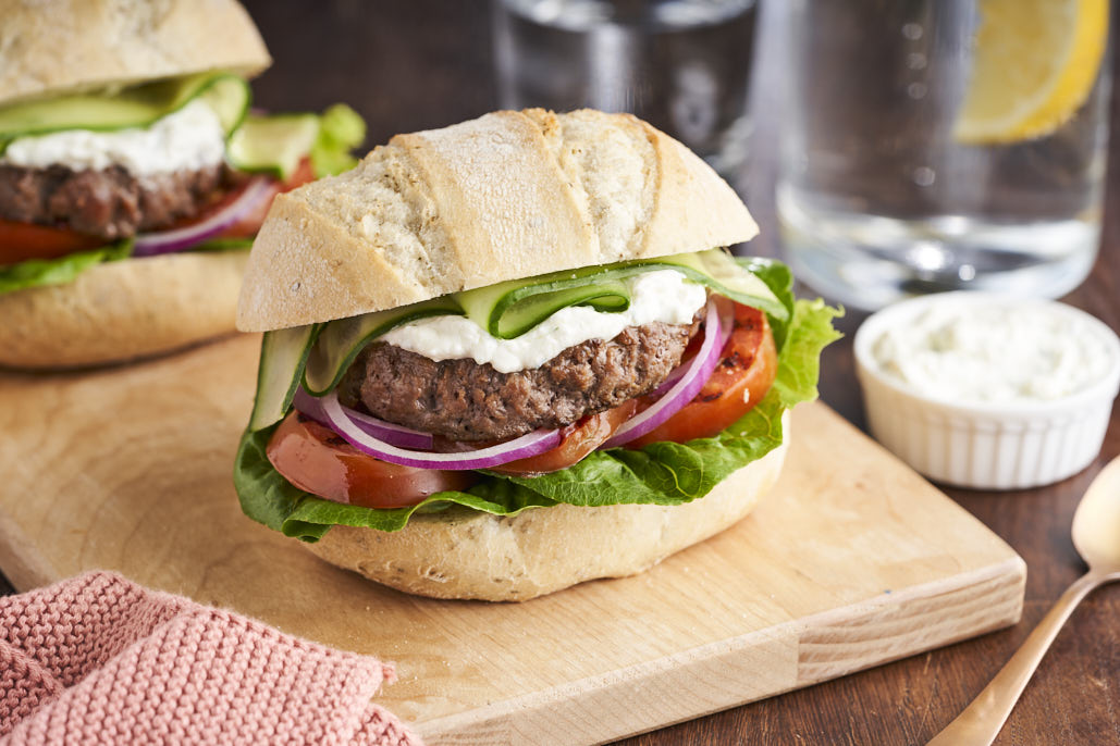 Griekse hamburgers met fetaspread en gegrilde tomaat