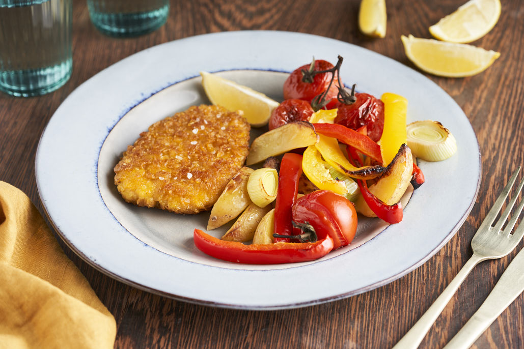 Kipkrokantschnitzels met aardappeltjes en groenten uit de oven