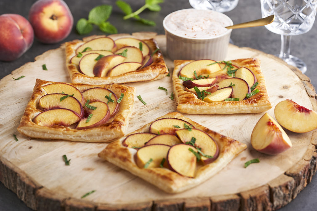 Perziktaartjes met kaneelyoghurt