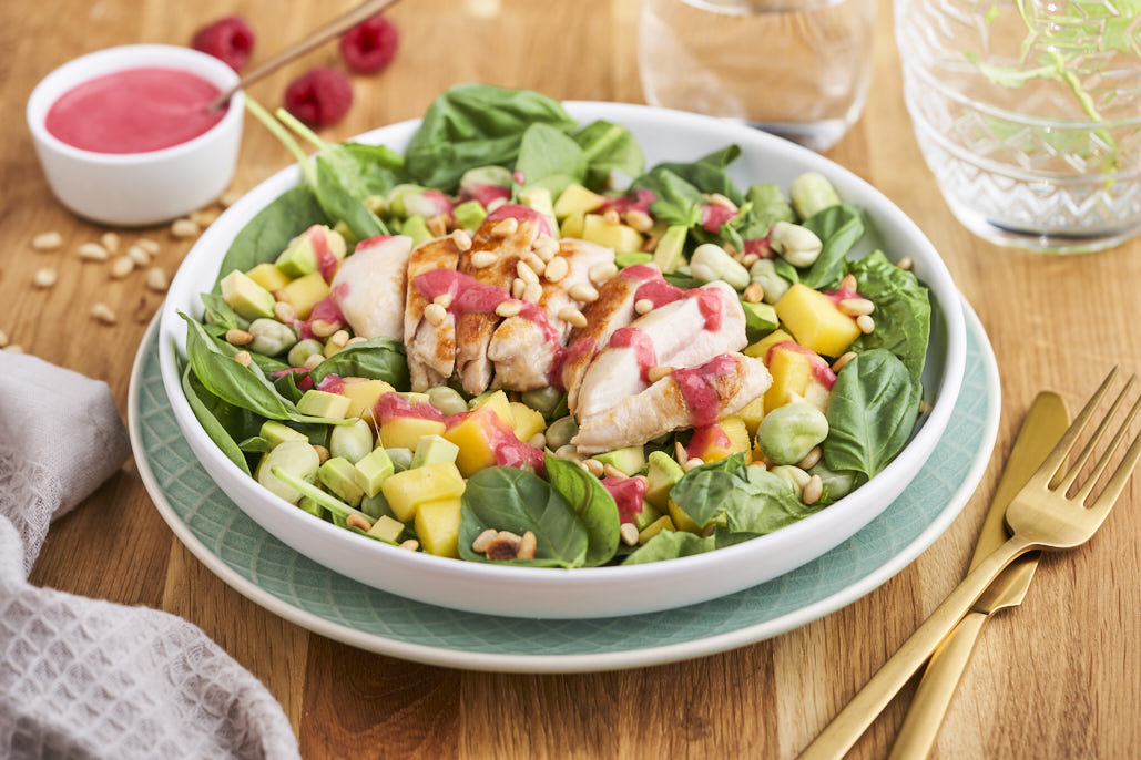 Maaltijdsalade met mango, kip en frambozendressing